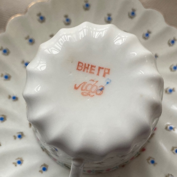 Bone Chine TWIST TEA cup.and saucer TINY BLUE BERRIES - Picture 5 of 6